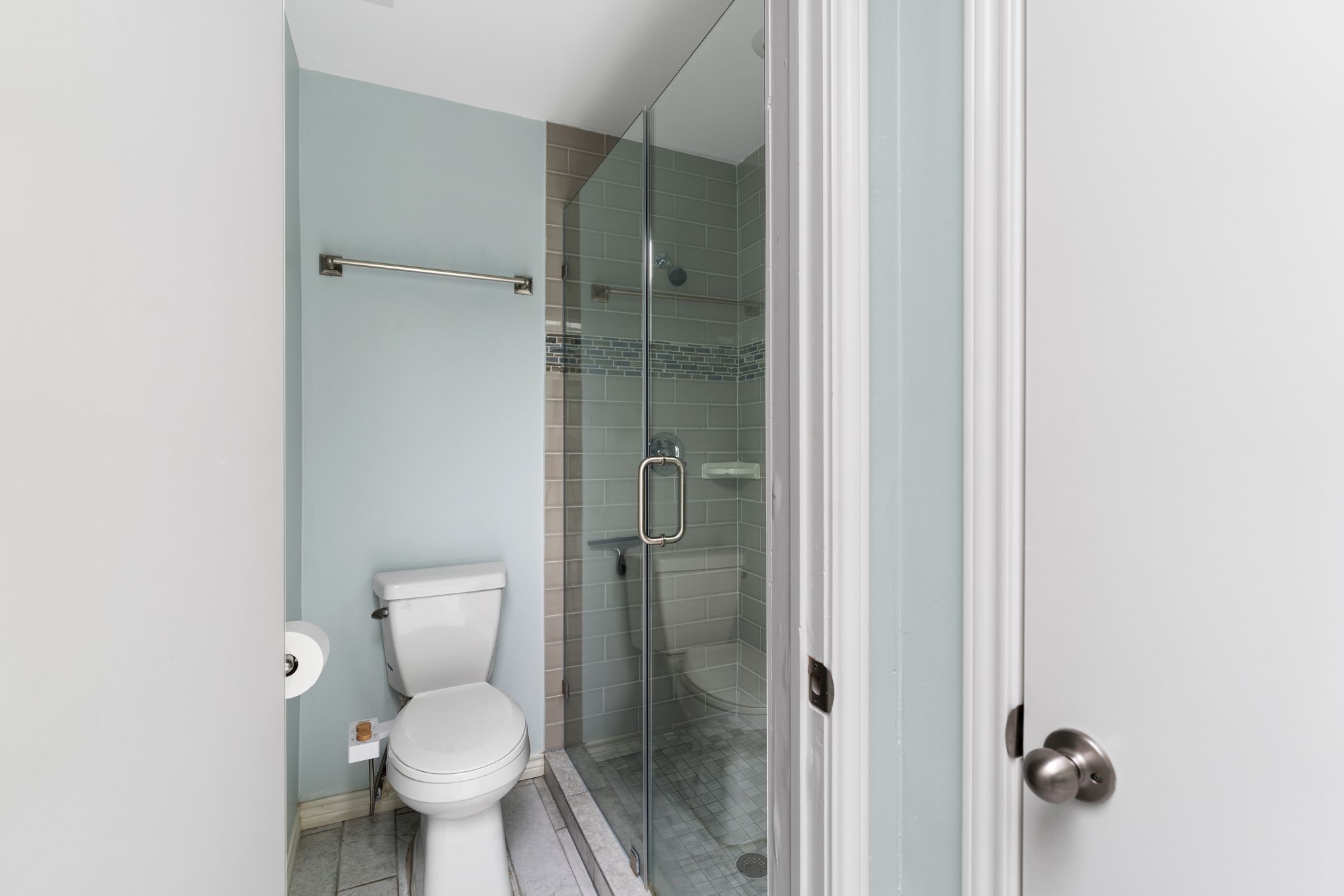 2612 Yupon Street Houston, TX 77006 - Photo 26 of 41 Primary bathroom includes a standing shower, private water closet, and nearby linen storage for added organization.