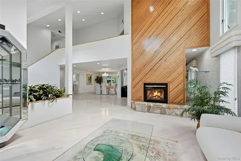 $1,750,000 | 4 Laurelwood Court, Dix Hills, NY 11746