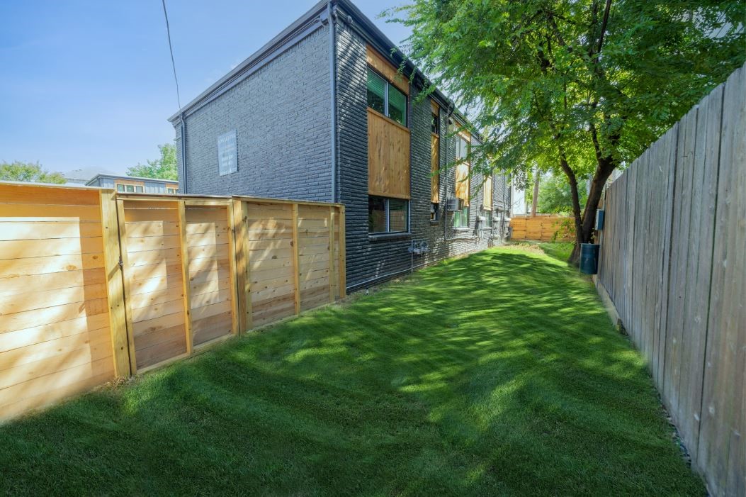 a view of back yard of the house