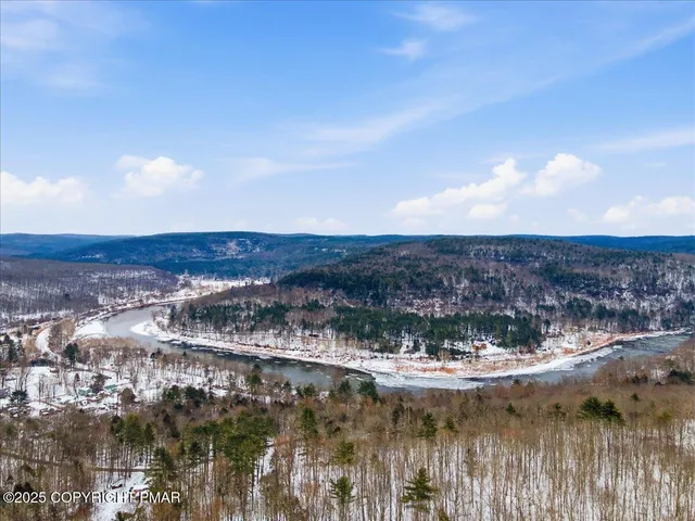 $699,985 | 115 Pioneer Drive, Lackawaxen, PA 18435