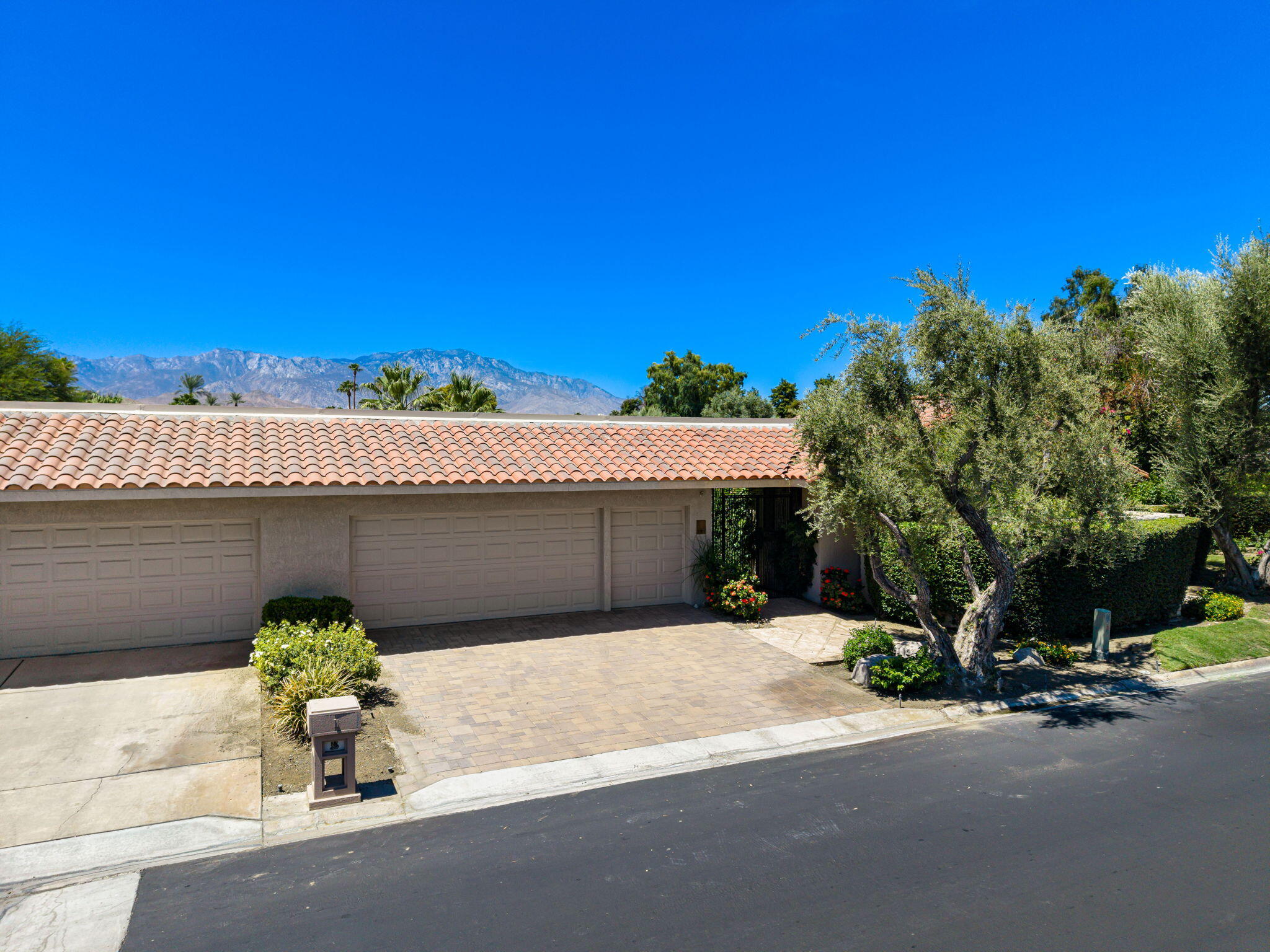 5 Stanford Drive Rancho Mirage, CA 92270 - Photo 2 of 53 2-web-or-mls-CMStanford_OPMG_0825_002