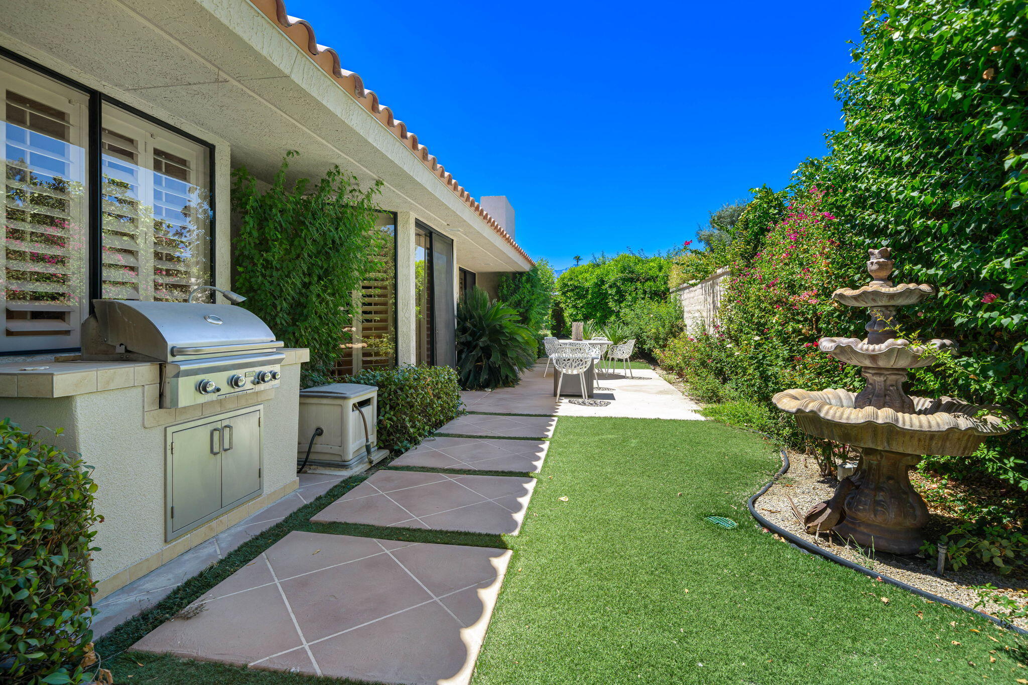 5 Stanford Drive Rancho Mirage, CA 92270 - Photo 32 of 53 a backyard of a house with seating space