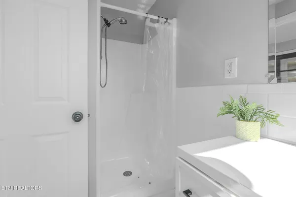 $429,999 | 330 Glenn Lane, Spring City, TN 37381