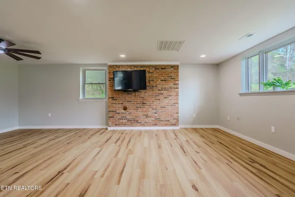 $429,999 | 330 Glenn Lane, Spring City, TN 37381