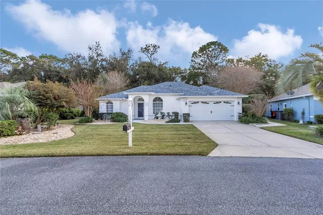 a view of a livingroom with furniture and a ceiling fan