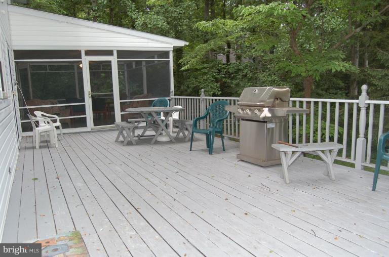 83 Chautaugua Road Arnold, MD 21012 - Photo 3 of 19 Deck