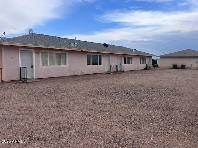 a view of a house with backyard