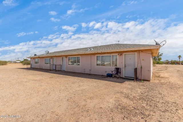 a view of a house with backyard and a area