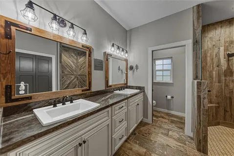 a view of a house with backyard and garden