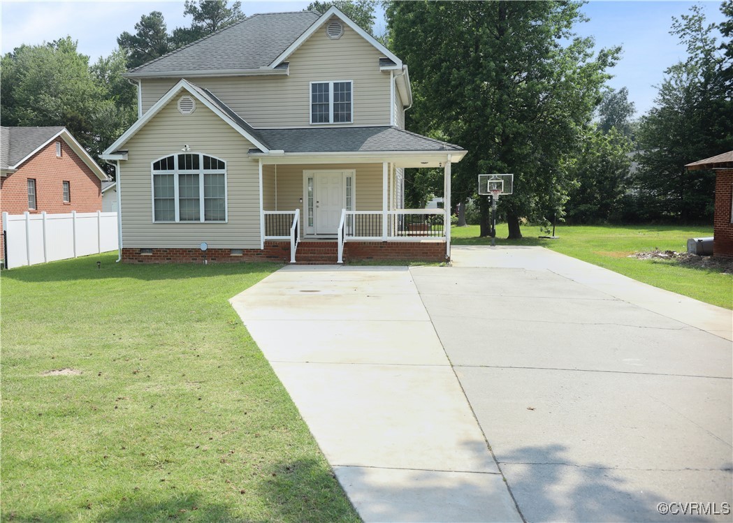 5401 Warwick Road Richmond, VA 23224 - Photo 1 of 10 View of front of house with long paved driveway