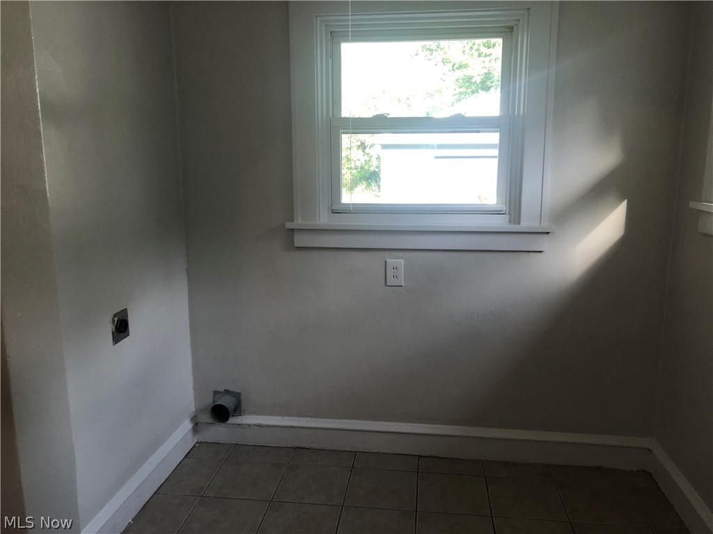 877 Roanoke Road Cleveland Heights, OH 44121 - Photo 8 of 17
