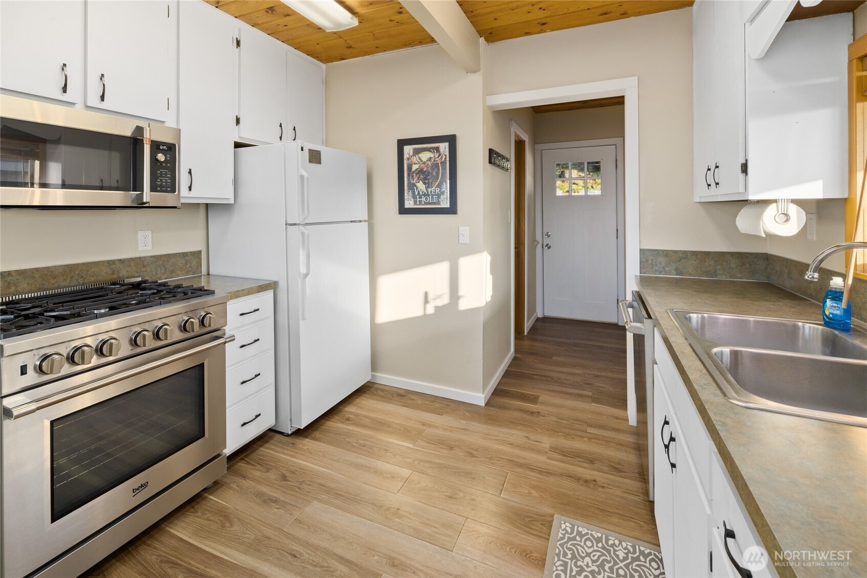 811 Horse Heaven Road Cle Elum, WA 98922 - Photo 13 of 40 a kitchen with granite countertop a refrigerator stove and sink