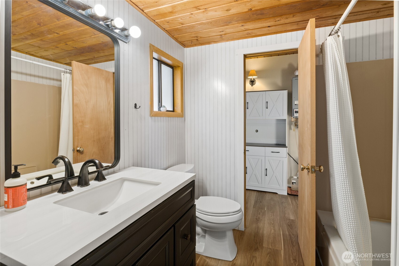 811 Horse Heaven Road Cle Elum, WA 98922 - Photo 18 of 40 a bathroom with a sink a toilet a large mirror and shower