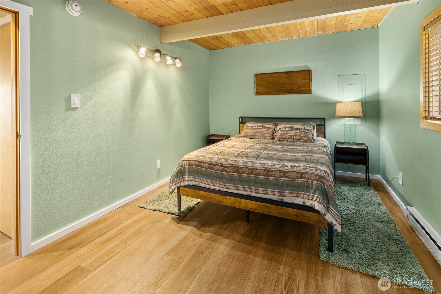 811 Horse Heaven Road Cle Elum, WA 98922 - Photo 19 of 40 a bedroom with a bed and a table in it