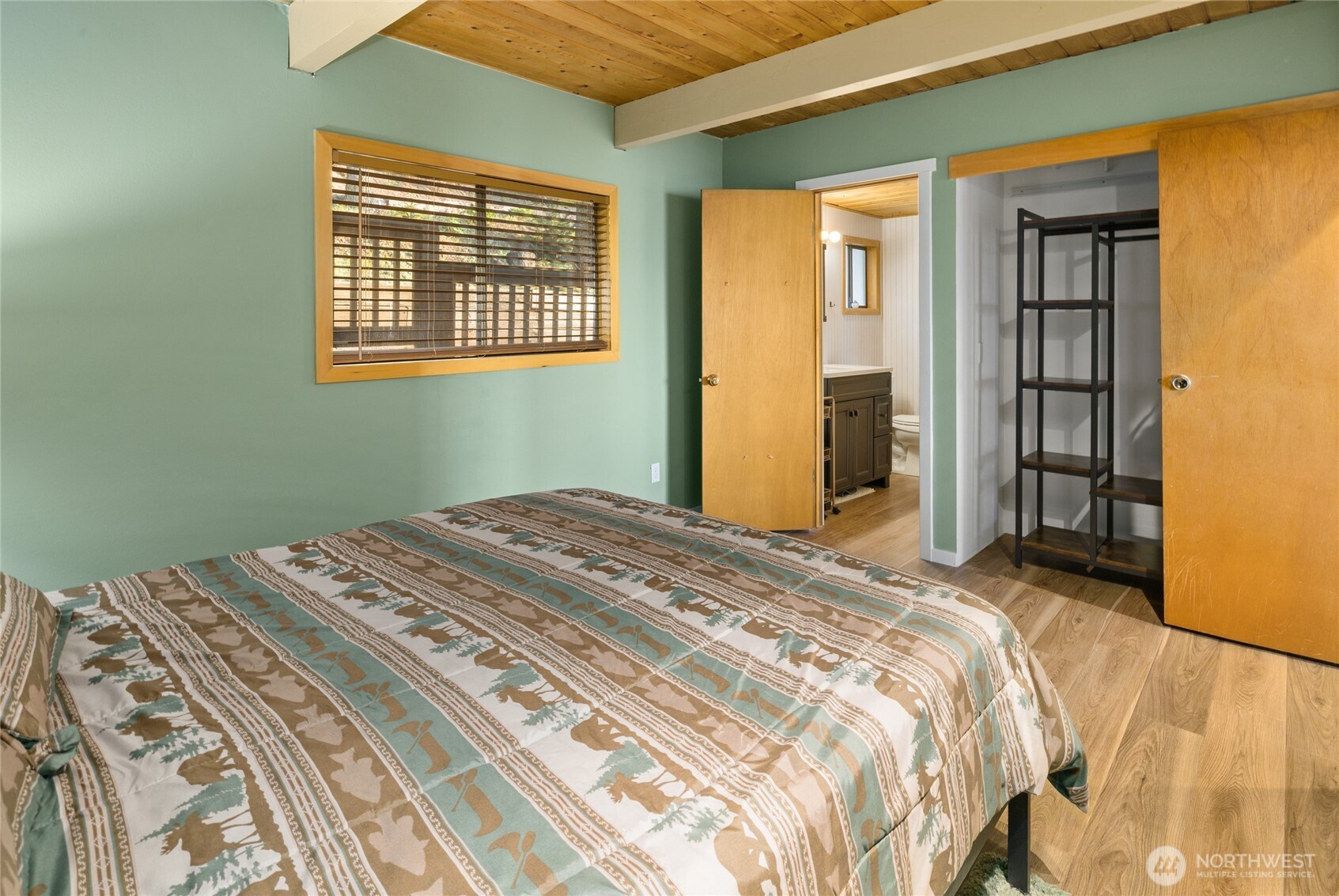 811 Horse Heaven Road Cle Elum, WA 98922 - Photo 20 of 40 a bedroom with a bed and a window