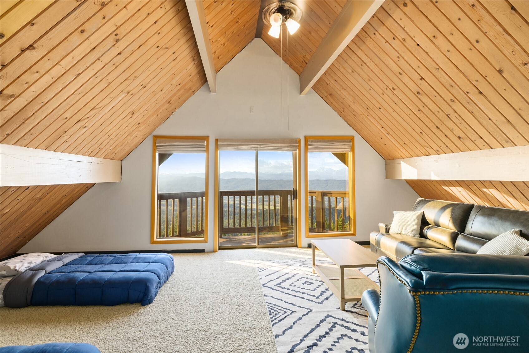811 Horse Heaven Road Cle Elum, WA 98922 - Photo 22 of 40 a bedroom with a bed and a window