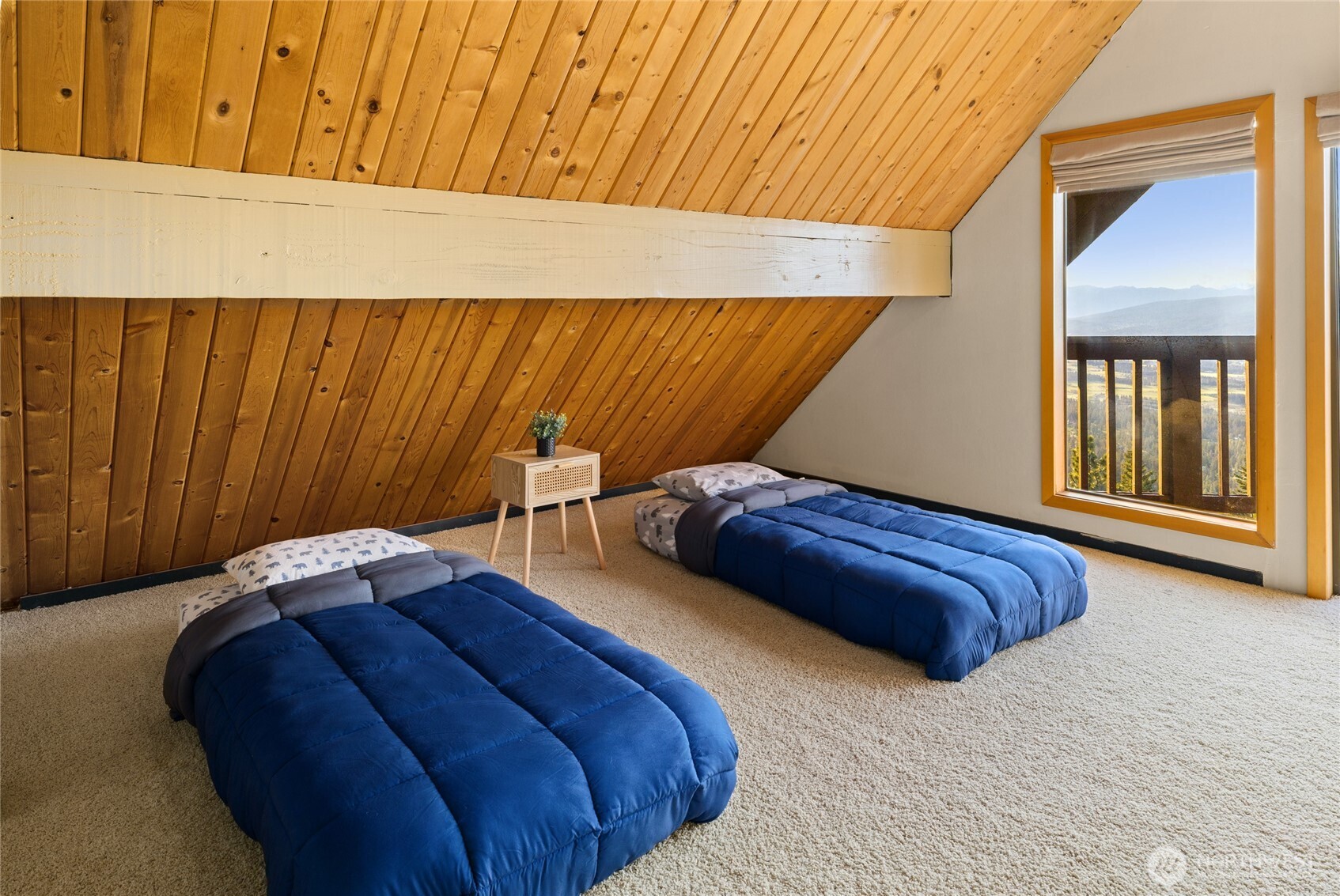 811 Horse Heaven Road Cle Elum, WA 98922 - Photo 23 of 40 a bedroom with a bed and window