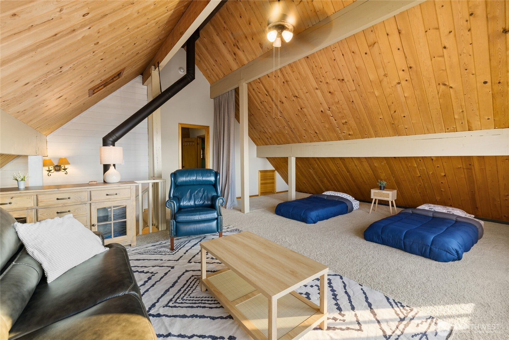 811 Horse Heaven Road Cle Elum, WA 98922 - Photo 25 of 40 a bedroom with furniture and a lamp