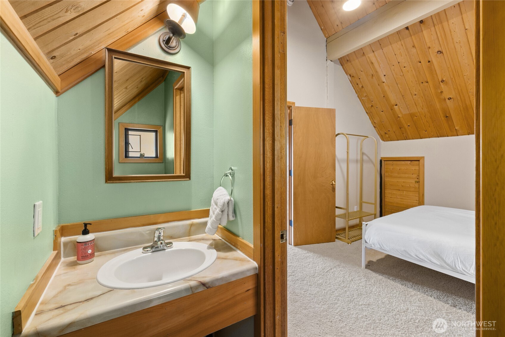 811 Horse Heaven Road Cle Elum, WA 98922 - Photo 28 of 40 a bathroom with a sink and a mirror
