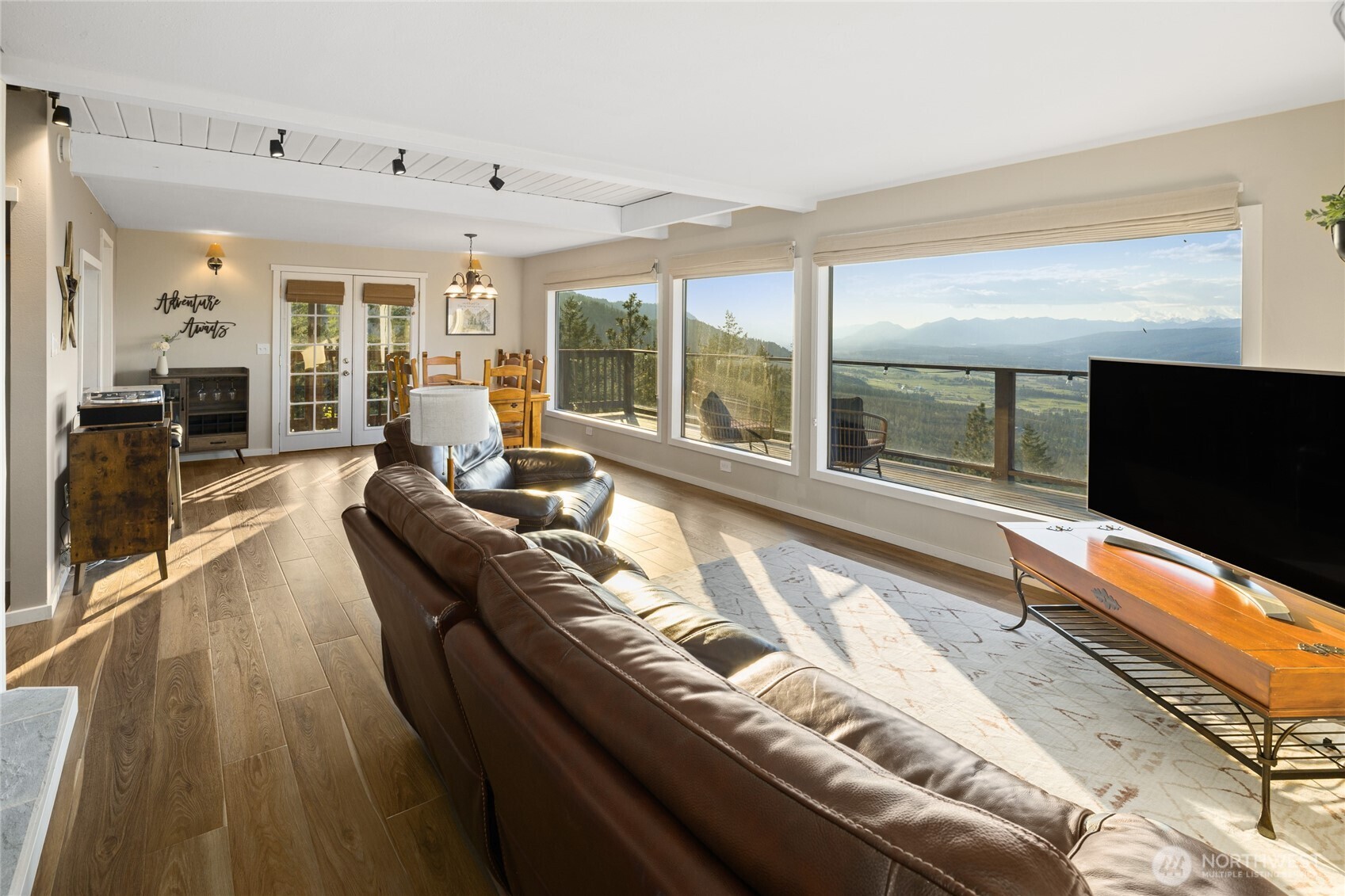 811 Horse Heaven Road Cle Elum, WA 98922 - Photo 3 of 40 a living room with furniture flat screen tv and a large window