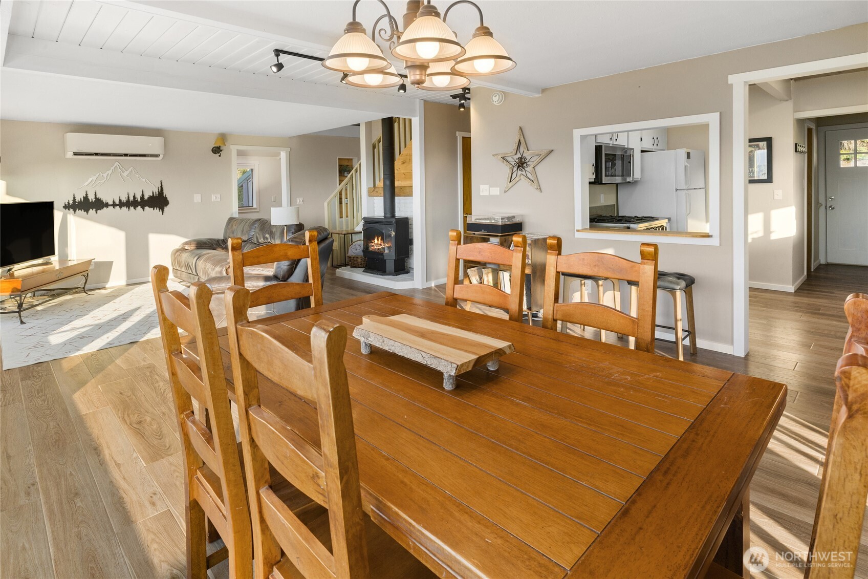 811 Horse Heaven Road Cle Elum, WA 98922 - Photo 9 of 40 a living room with patio pool table and chairs