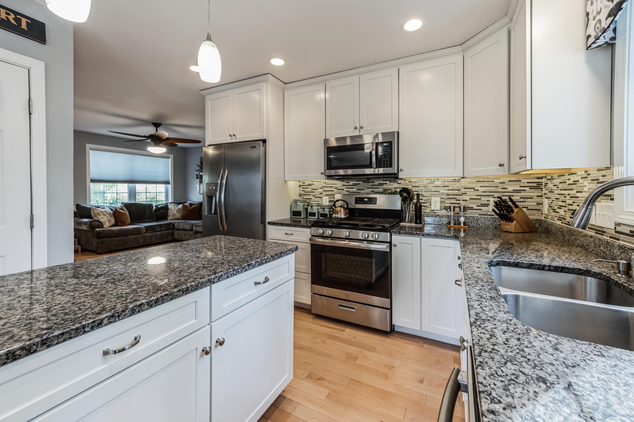 25 A New Searles Road Nashua, NH 03062 - Photo 4 of 27 Gallery Image 4