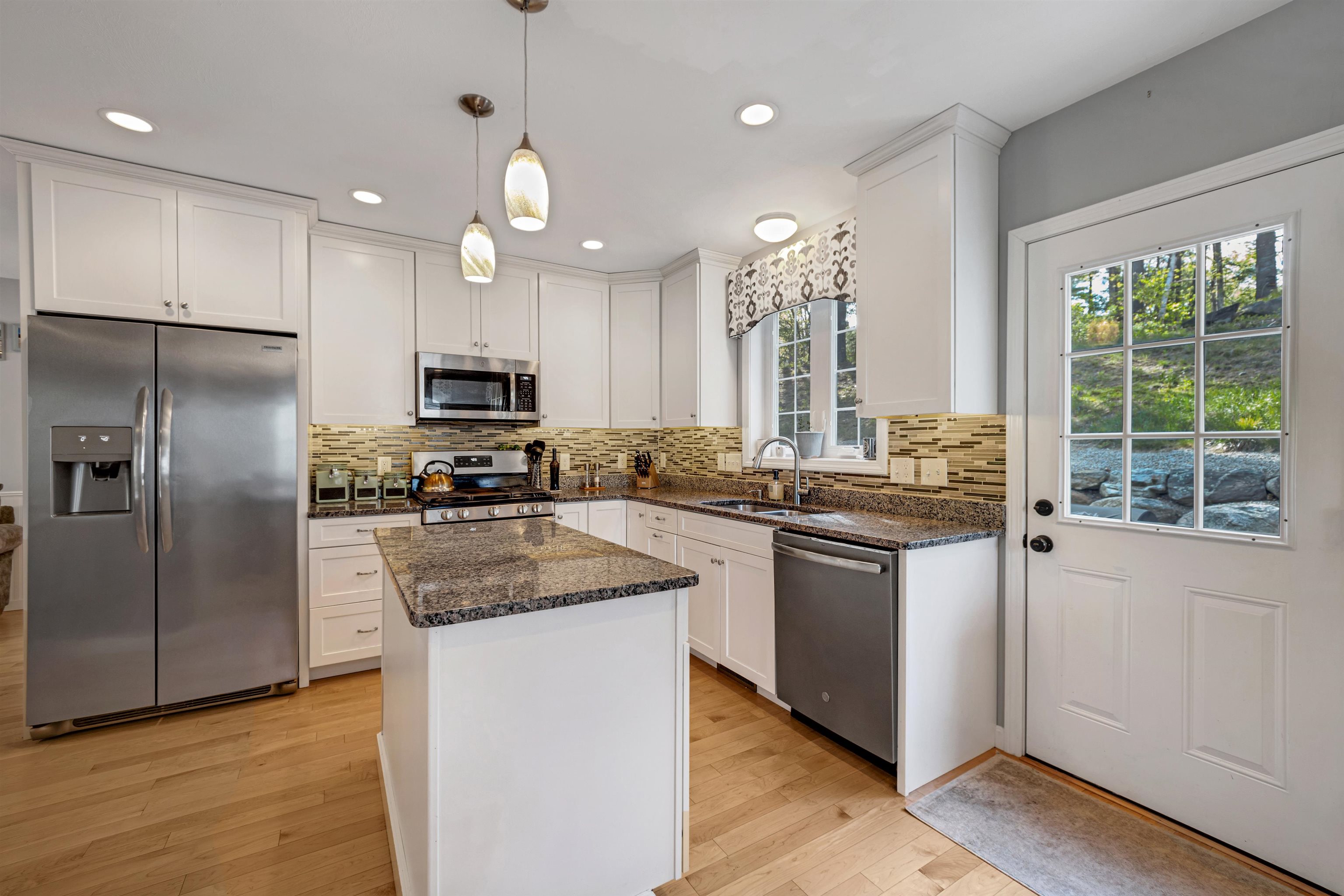25 A New Searles Road Nashua, NH 03062 - Photo 5 of 27 Gallery Image 5