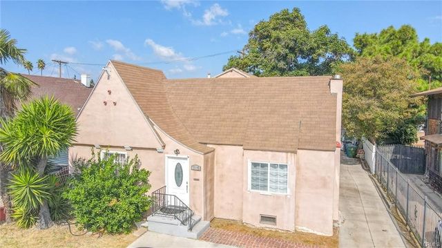 a view of a house with a backyard