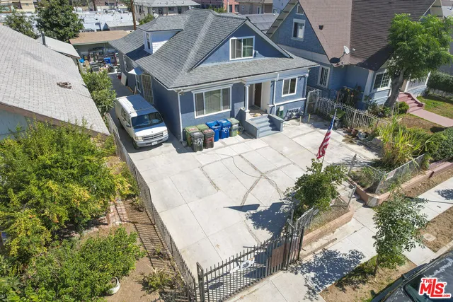 a view of a house with backyard