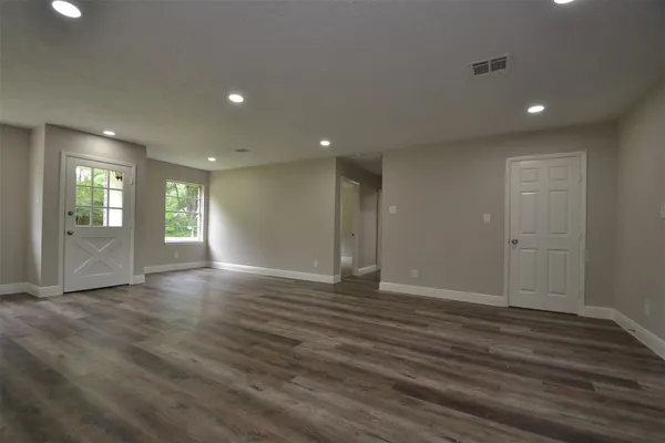 $1,950 | 731 James Street, Tomball, TX 77375