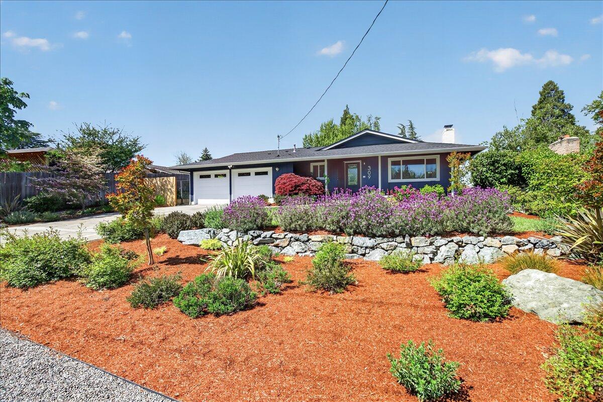 309 North Berkeley Way Medford, OR 97504 - Photo 1 of 32 Curb appeal!
