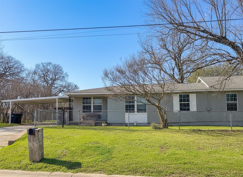 a view of a house with a backyard