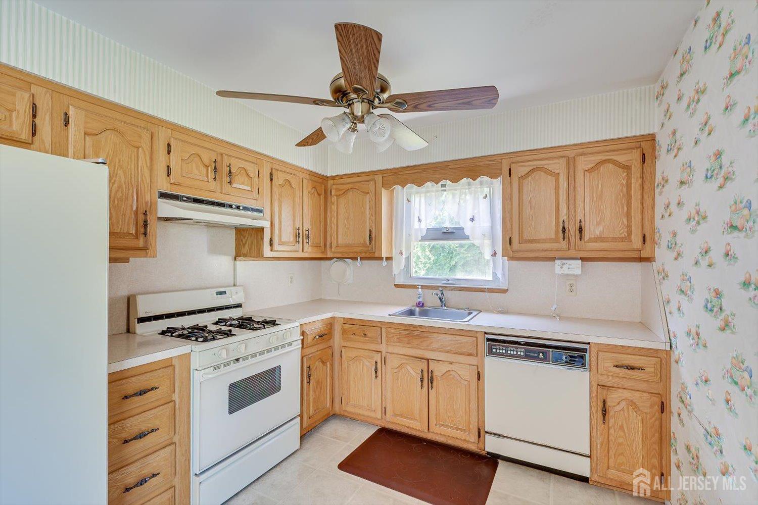 9 Annette Drive Edison, NJ 08820 - Photo 11 of 35