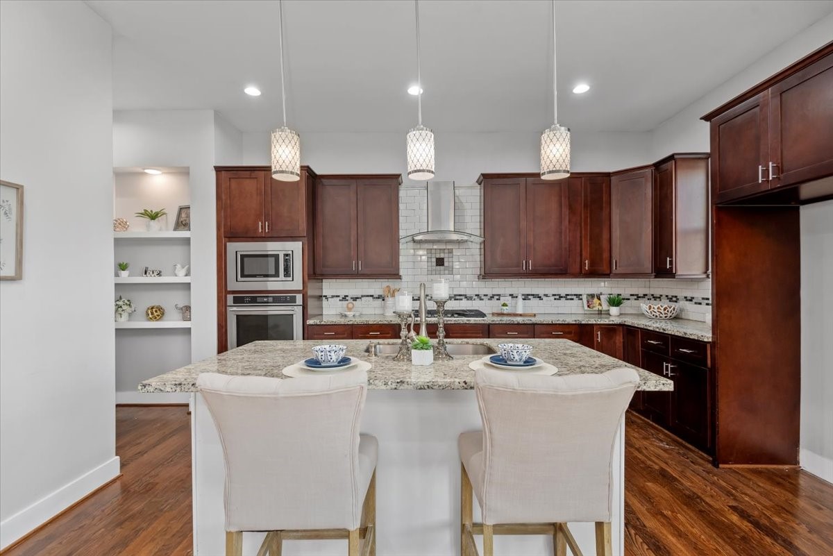 1005 Bingham Street, Unit 5 Houston, TX 77007 - Photo 4 of 50 A showcase of an exquisite kitchen that seamlessly blends functionality and style.