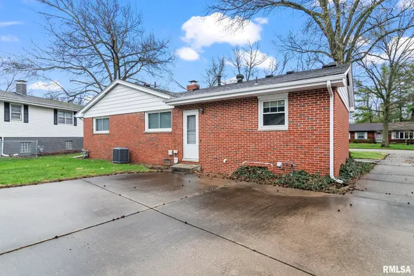 $235,000 | 2229 Fairway Drive, Springfield, IL 62704