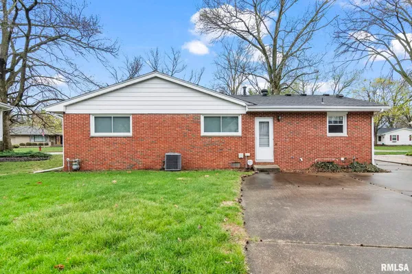 $235,000 | 2229 Fairway Drive, Springfield, IL 62704