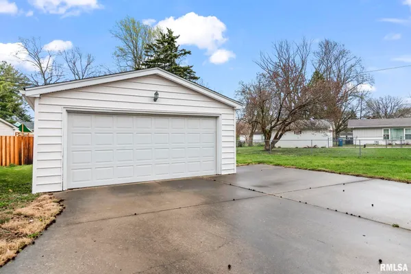 $235,000 | 2229 Fairway Drive, Springfield, IL 62704