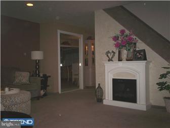 12434 Balston Road Philadelphia, PA 19154 - Photo 2 of 12 Living Room