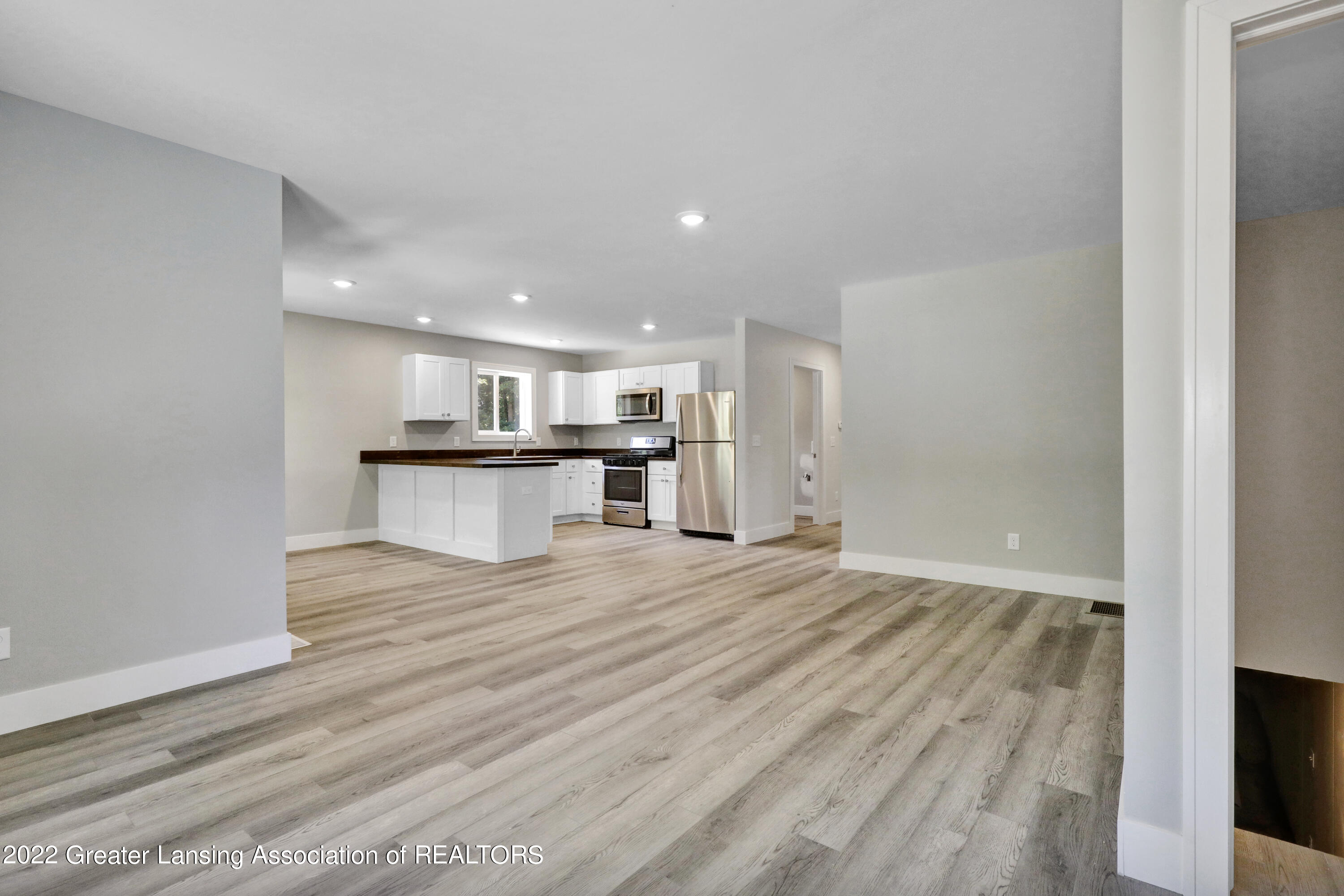 6406 Hilliard Road Lansing, MI 48911 - Photo 15 of 33 3