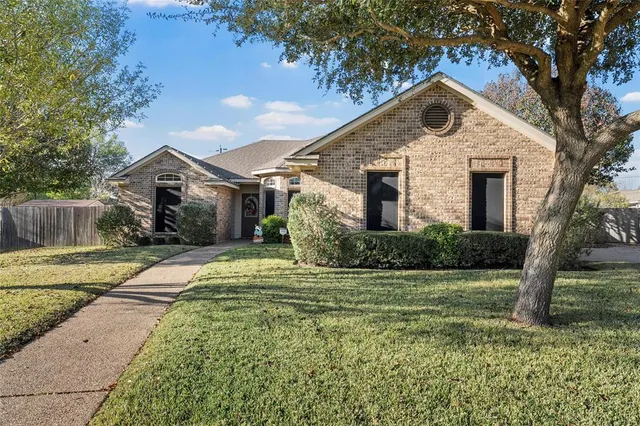 $315,000 | 142 Phillip Circle, Hewitt, TX 76643
