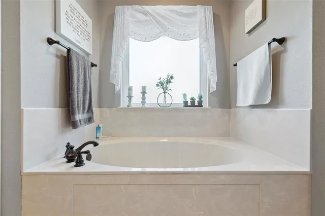 $315,000 | 142 Phillip Circle, Hewitt, TX 76643