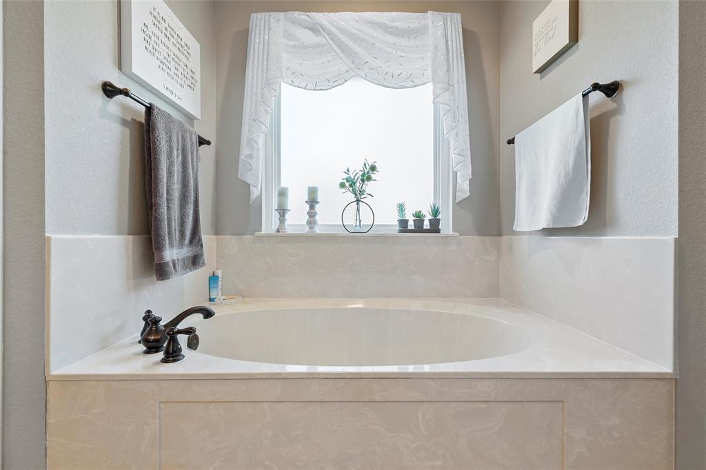 142 Phillip Circle Hewitt, TX 76643 - Photo 15 of 24 Full bath with a bath and a textured wall