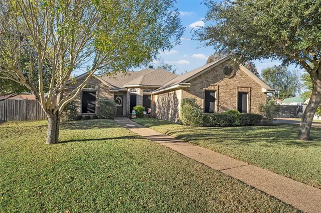$315,000 | 142 Phillip Circle, Hewitt, TX 76643