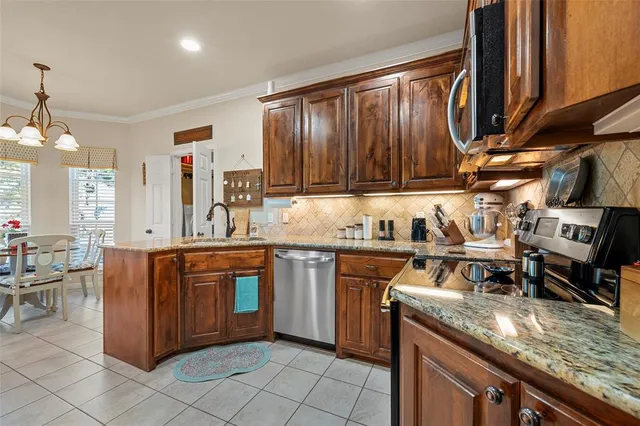 $315,000 | 142 Phillip Circle, Hewitt, TX 76643