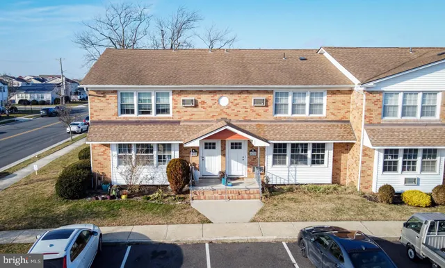 a view of a yard in front of house