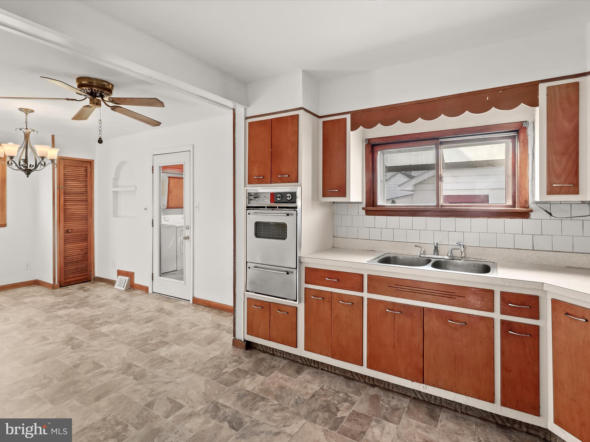 213 Ashwood Road Baltimore, MD 21222 - Photo 8 of 29 Kitchen w/ Breakfast Room