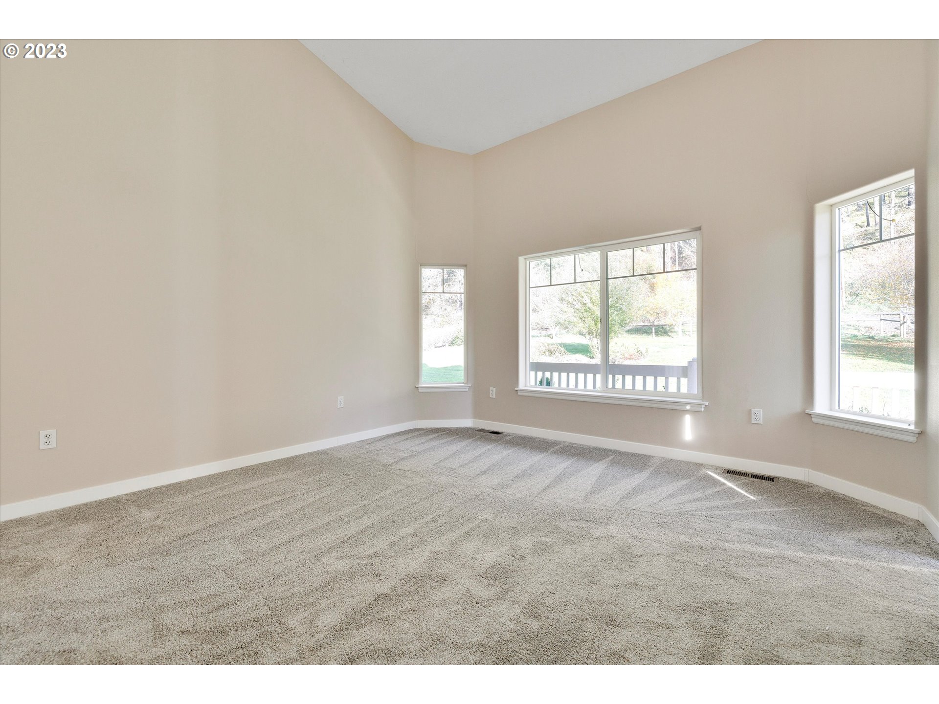 19053 South Mattoon Road Estacada, OR 97023 - Photo 13 of 47 an empty room with windows