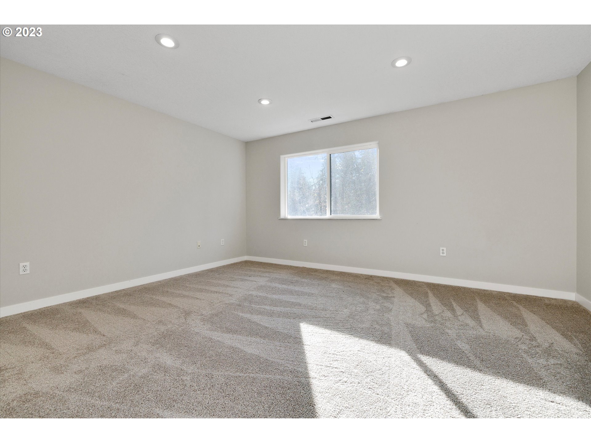 19053 South Mattoon Road Estacada, OR 97023 - Photo 25 of 47 an empty room with windows