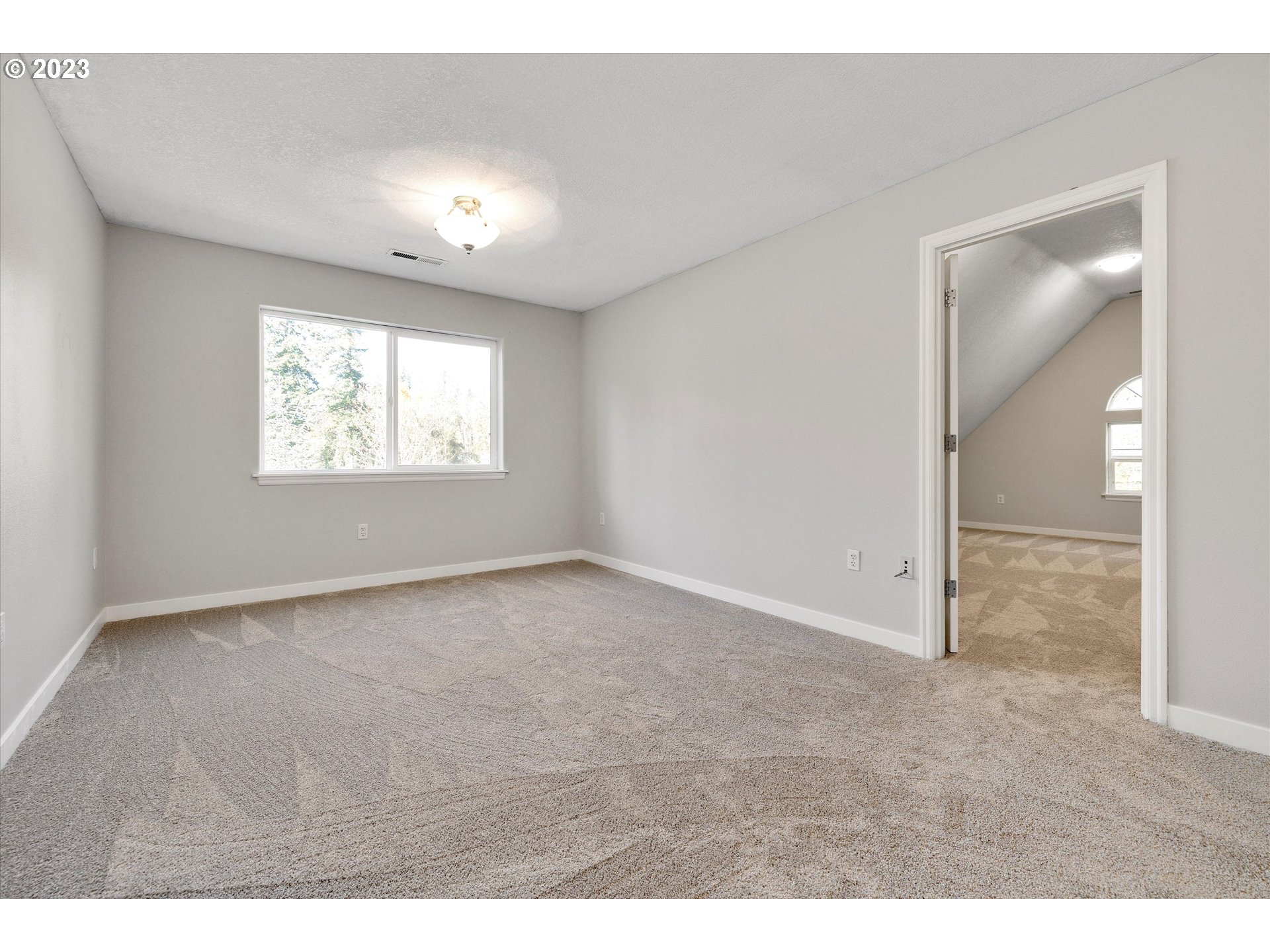 19053 South Mattoon Road Estacada, OR 97023 - Photo 30 of 47 an empty room with windows and closet