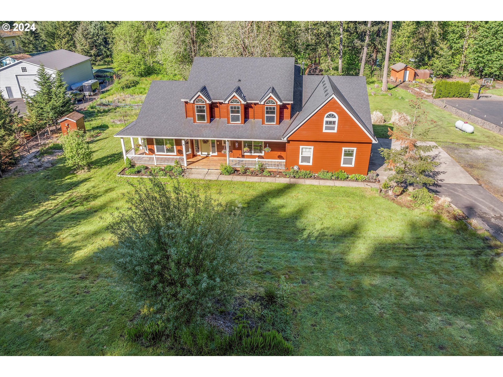 19053 South Mattoon Road Estacada, OR 97023 - Photo 41 of 47 a view of a town with barn and yard